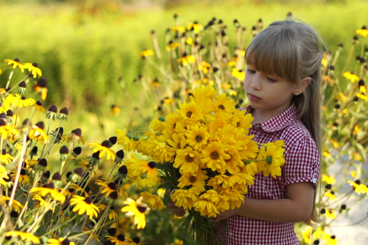 girl with flower bouquet